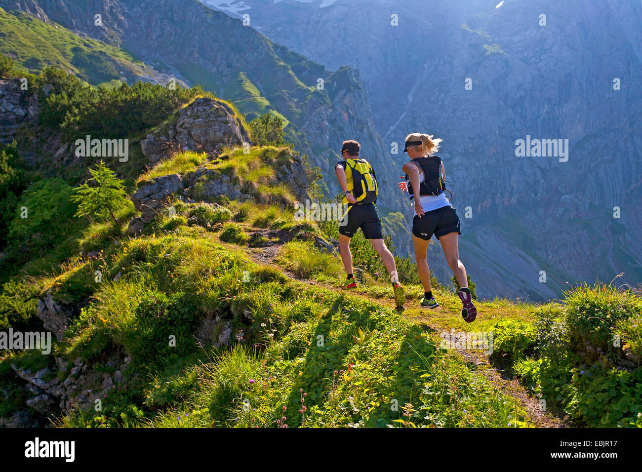 junges Paar Trailrunning im Dachsteingebirge, Österreich, Steiermark, Dachstein Stockfoto