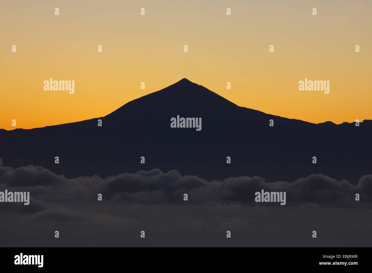 der Vulkan Pico del Teide (3718 m) auf Teneriffa bei Sonnenaufgang im Bild von La Gomera, Kanarische Inseln, Gomera Stockfoto