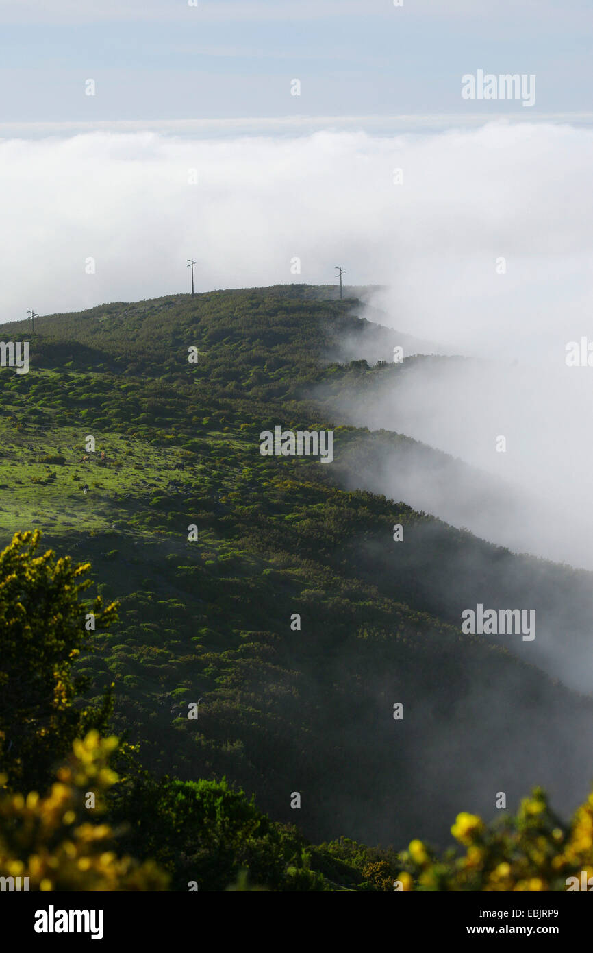 hinter einem Berg erhebt sich über den Wolken, Madeira Stockfoto