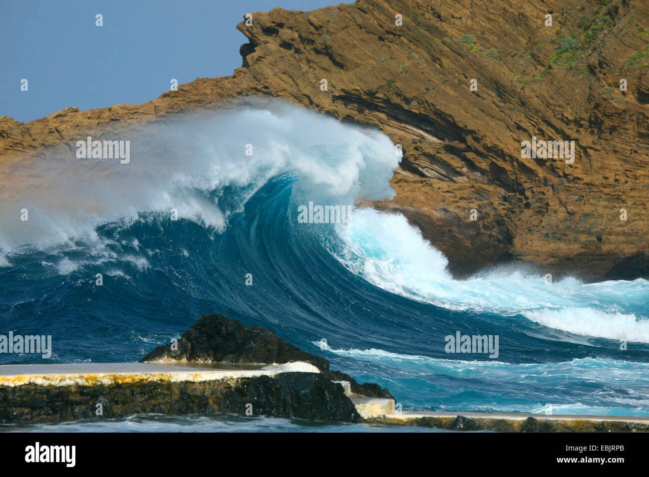 steigende Woge an felsigen Küste, Portugal Stockfoto