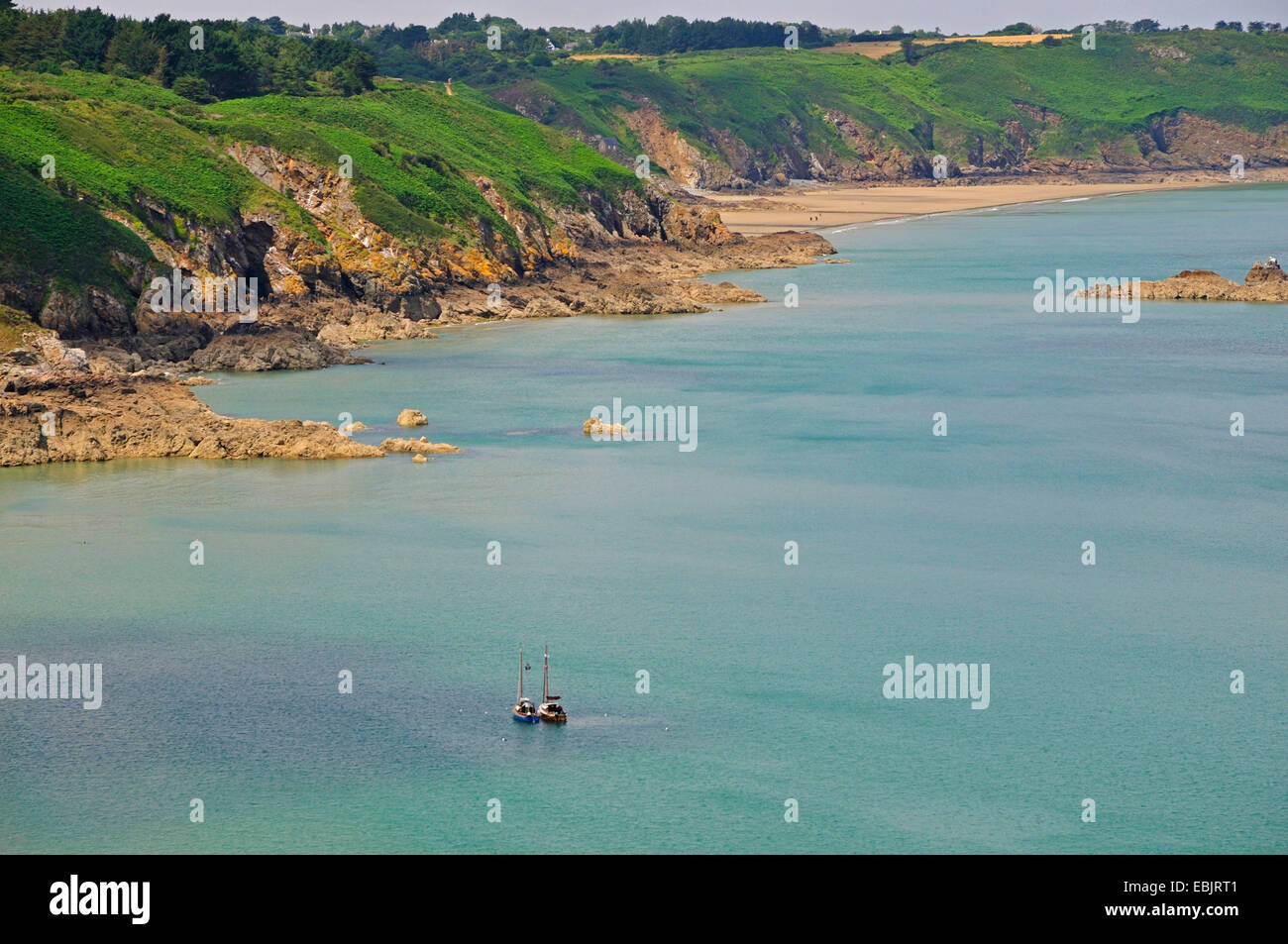 zwei Segelboote ankern vor der felsigen Küste, Frankreich, Bretagne Stockfoto