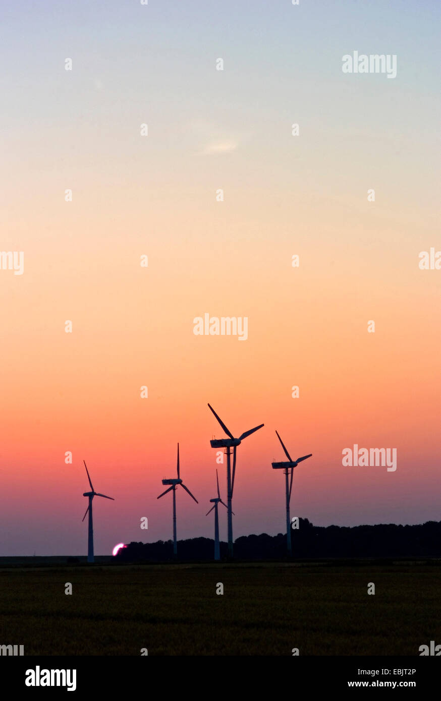 Windpark vor Sonnenuntergang, Deutschland Stockfoto