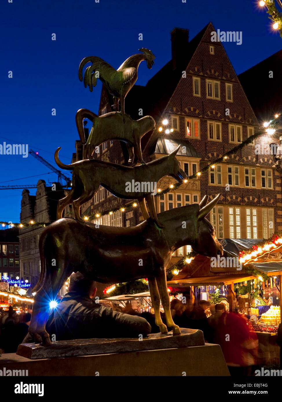 Bremer Stadtmusikanten mit Weihnachtsmarkt am Abend Beleuchtung, Deutschland, Bremen Stockfoto