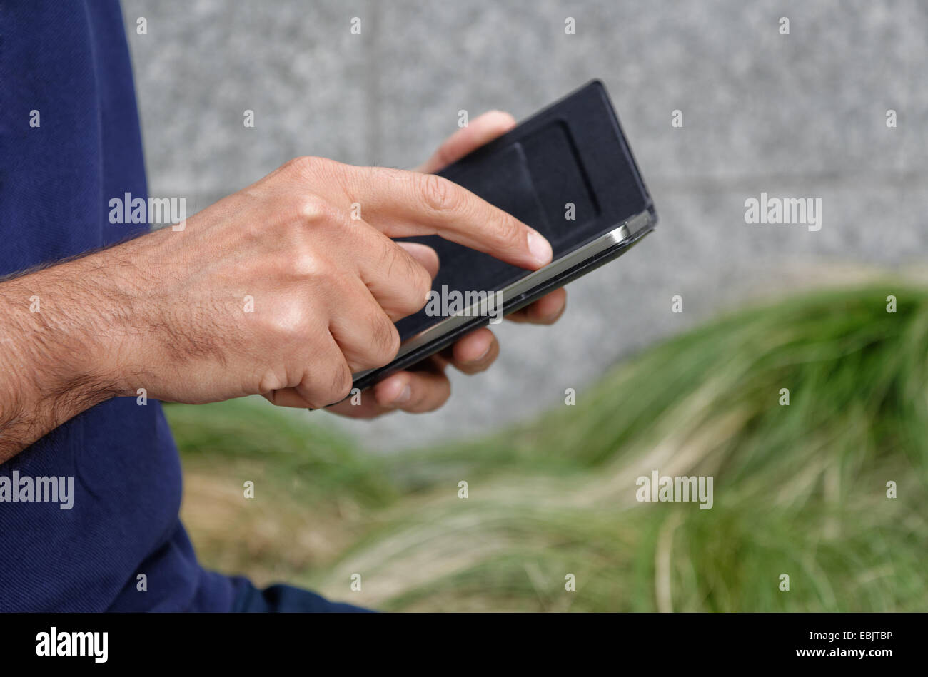 Mann mit Smartphone, Fokus auf smartphone Stockfoto