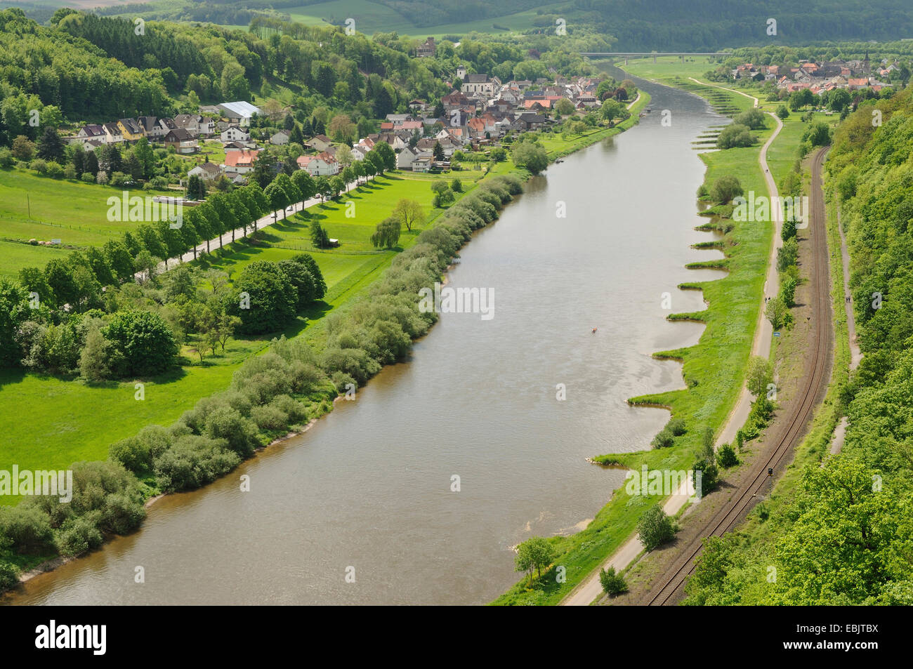 Panoramablick über die Weser im Weserbergland, Deutschland Stockfoto