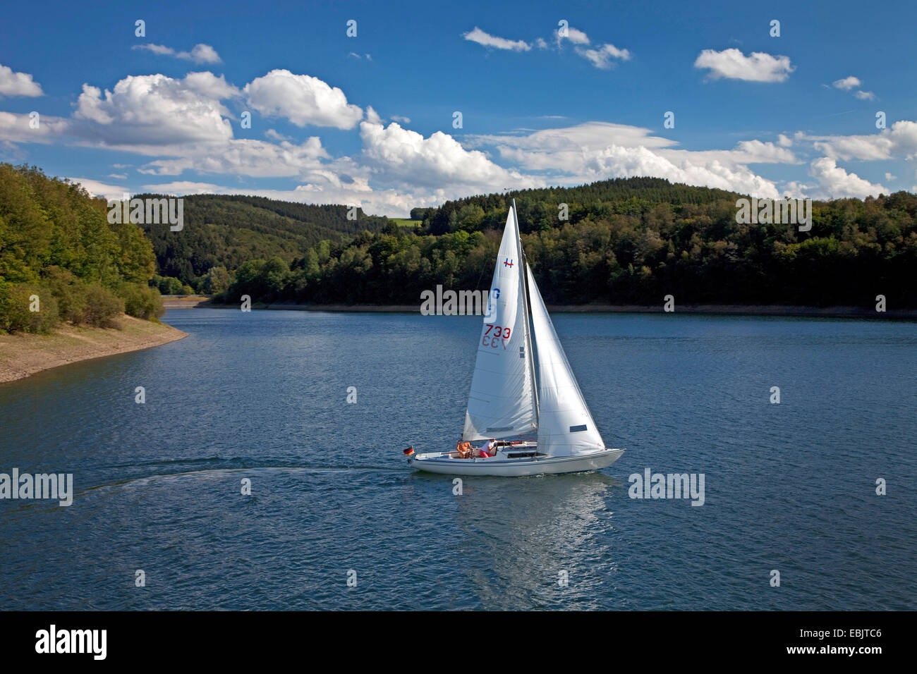 Segelboot auf dem Biggesee, Deutschland, Nordrhein-Westfalen, Sauerland, Attendorn Stockfoto