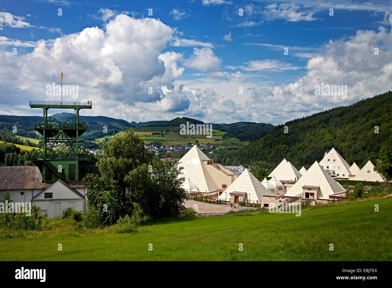 Bergbau Museum Siciliaschacht und Sauerland-Pyramiden vor den Bezirk Meggen, Deutschland, Nordrhein-Westfalen, Sauerland, Lennestadt-Bilstein Stockfoto