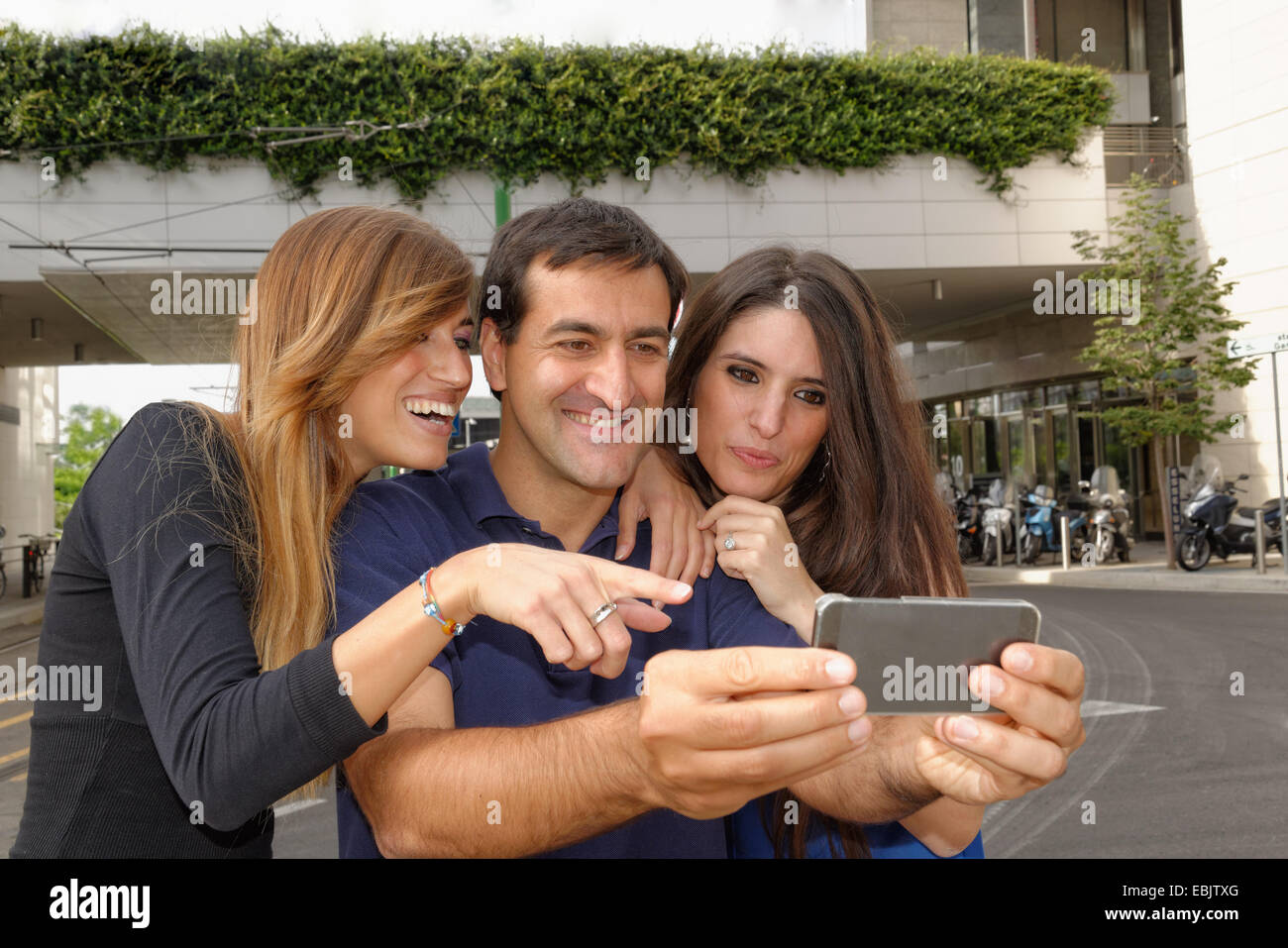 Drei Freunde Blick auf smartphone Stockfoto