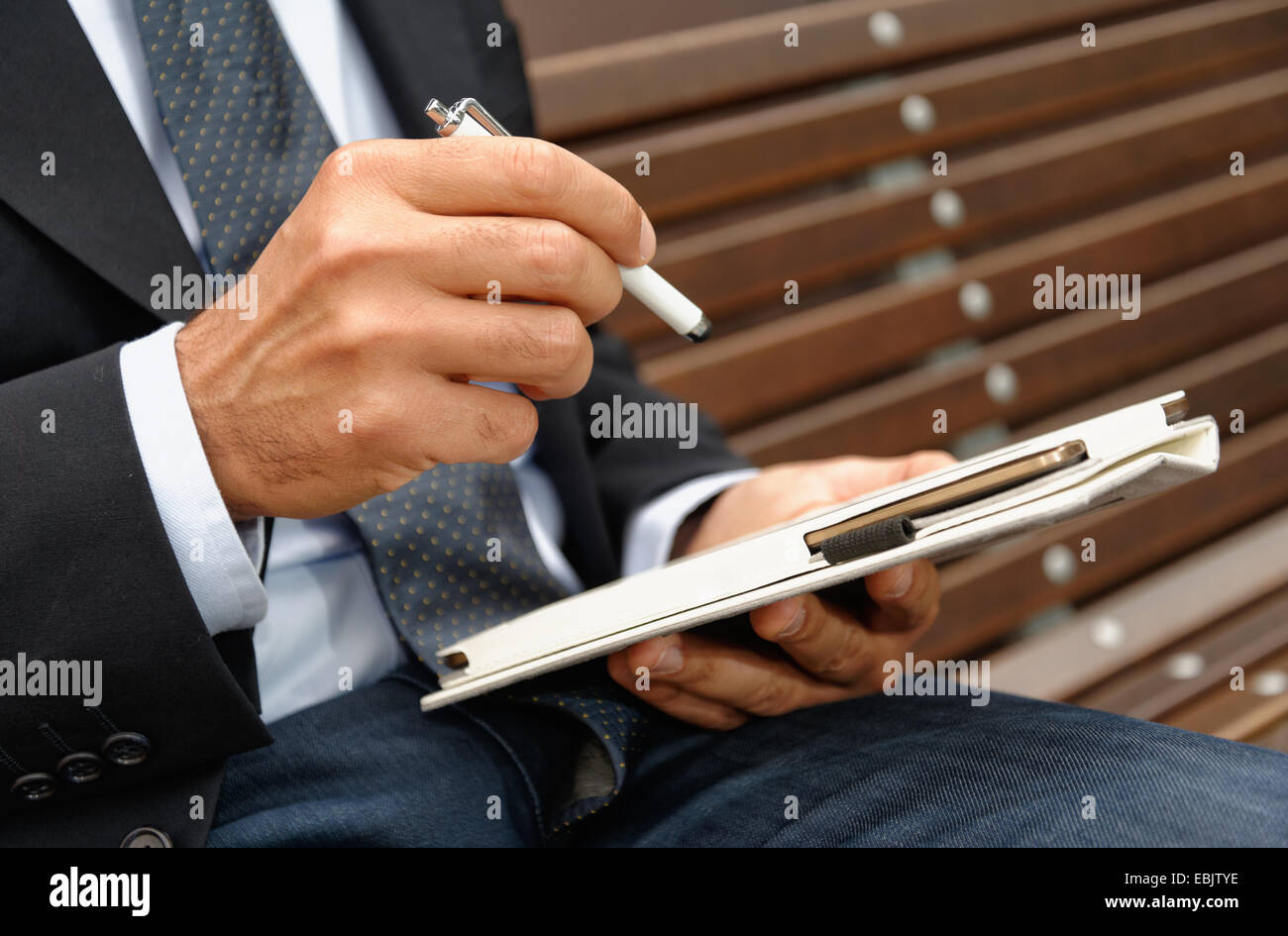 Mann mit digitalen Tablett und Stift, Hände im Fokus Stockfoto