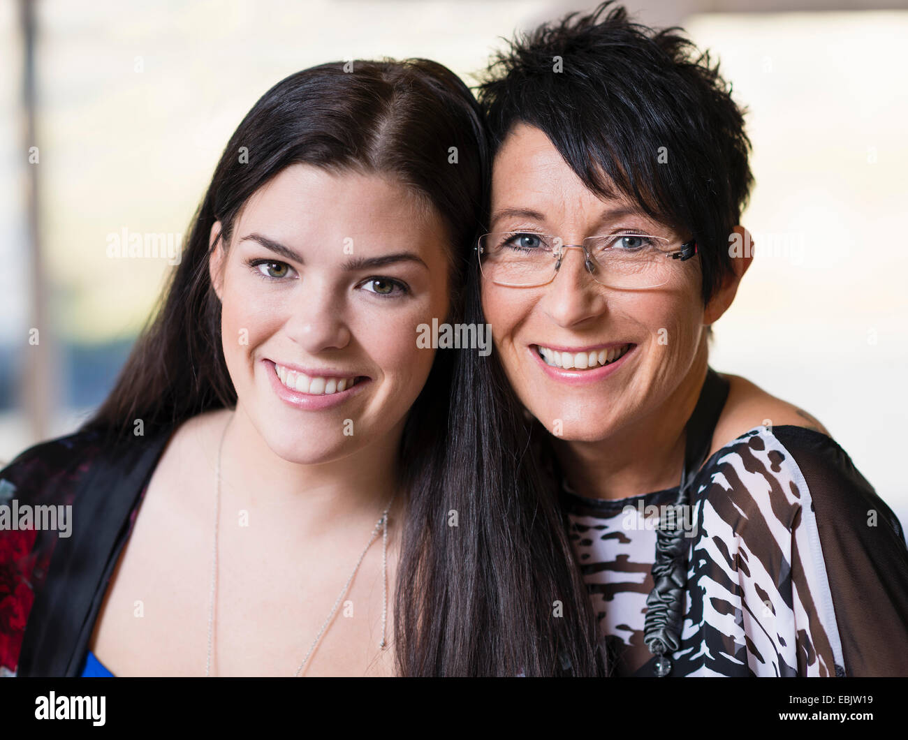 Porträt von zwei Näherinnen in Werkstatt Stockfoto