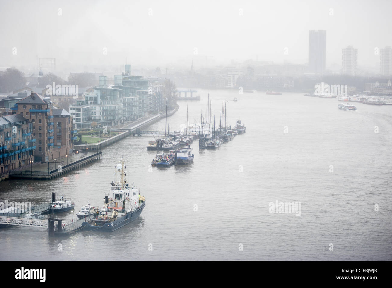 London, UK. 2. Dezember 2014. Blick auf die Themse von den neuen Glasboden in der Brücke Gehwege gesehen. Einer der Brücke neue £ 1 Million Glasboden Gehwege, die letzte Woche geknackt wurde, wenn ein Besucher eine Bierflasche gesunken, wurde jetzt ausgetauscht. Bildnachweis: Piero Cruciatti/Alamy Live-Nachrichten Stockfoto
