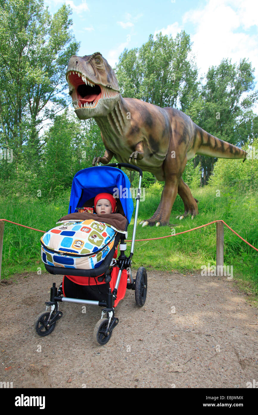 Tyrannosaurus (Tyrannosaurus Rex), mit Buggy in einem Dino Park/ziehen des Buggys Stockfoto