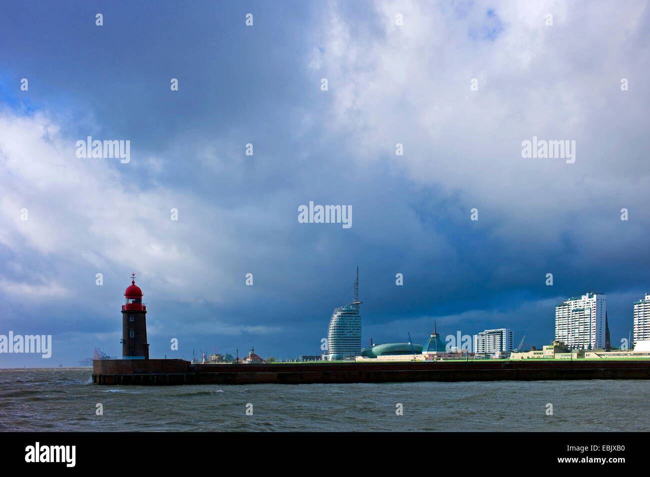 Sturm über Leuchtturm Bremerhaven und das Hotel Atlantic, Deutschland, Bremerhaven Stockfoto