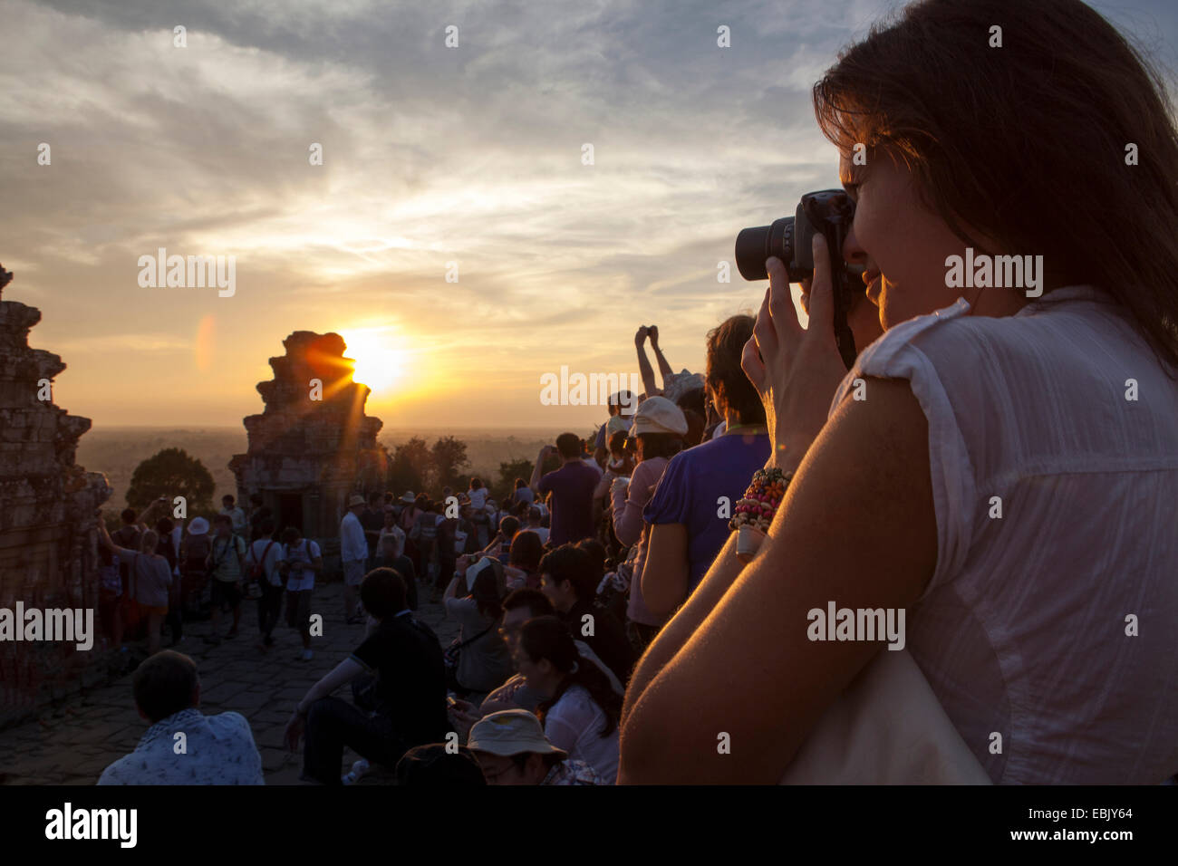 Mädchen unter Bild des antiken Tempel bei Sonnenuntergang, Siem Reap, Kambodscha Stockfoto