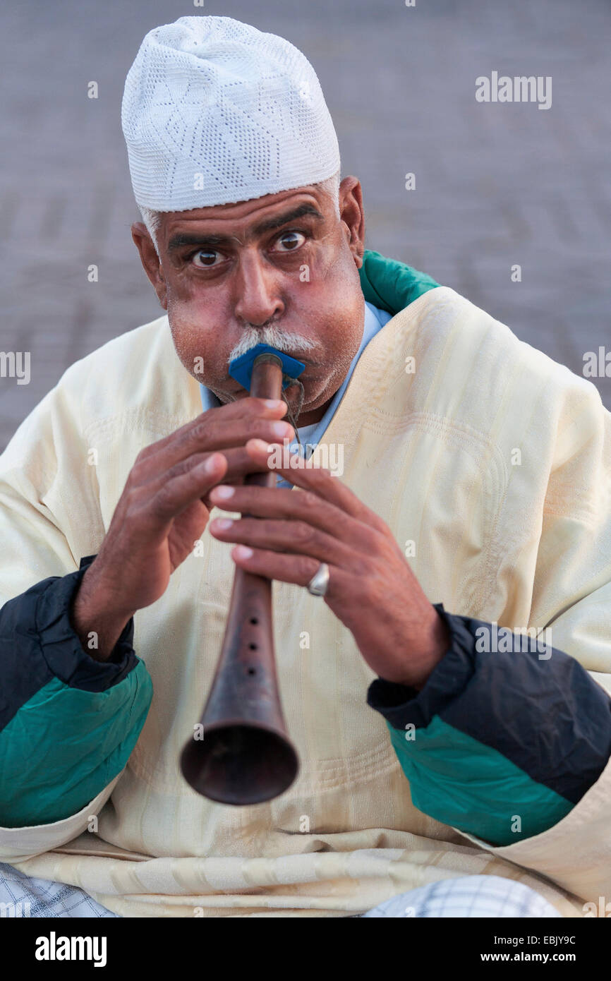 Porträt von einer Querflöte Spieler, Marokko, Marrakesch Stockfoto
