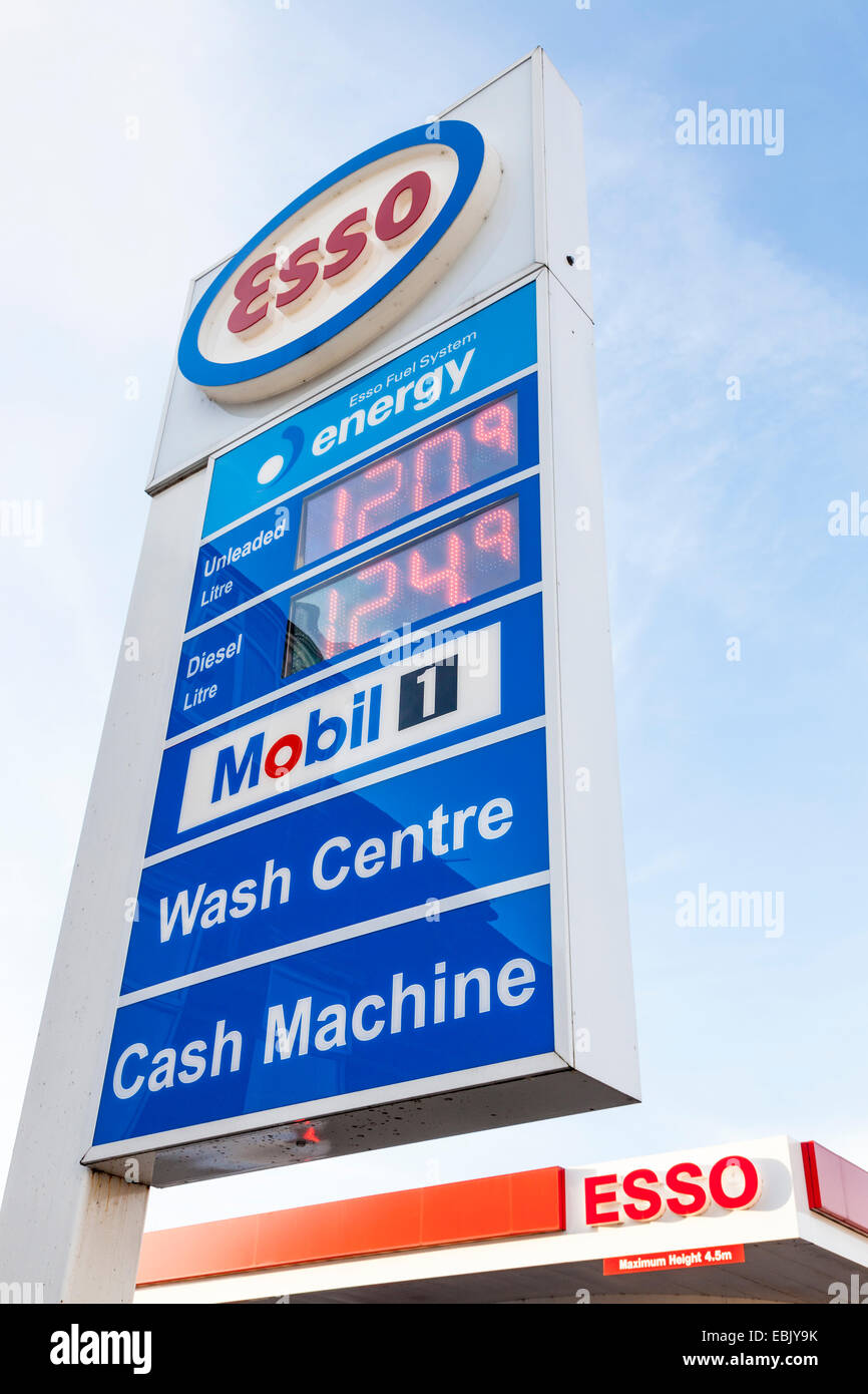 Esso Zeichen zeigen, Kraftstoffpreise, Nottinghamshire, England, Großbritannien Stockfoto