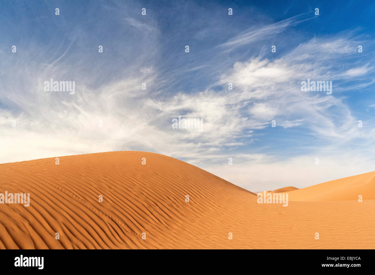 Sanddünen in der Wüste im Süden von Marokko, Marokko, Souss-Massa-DaraÔ Stockfoto