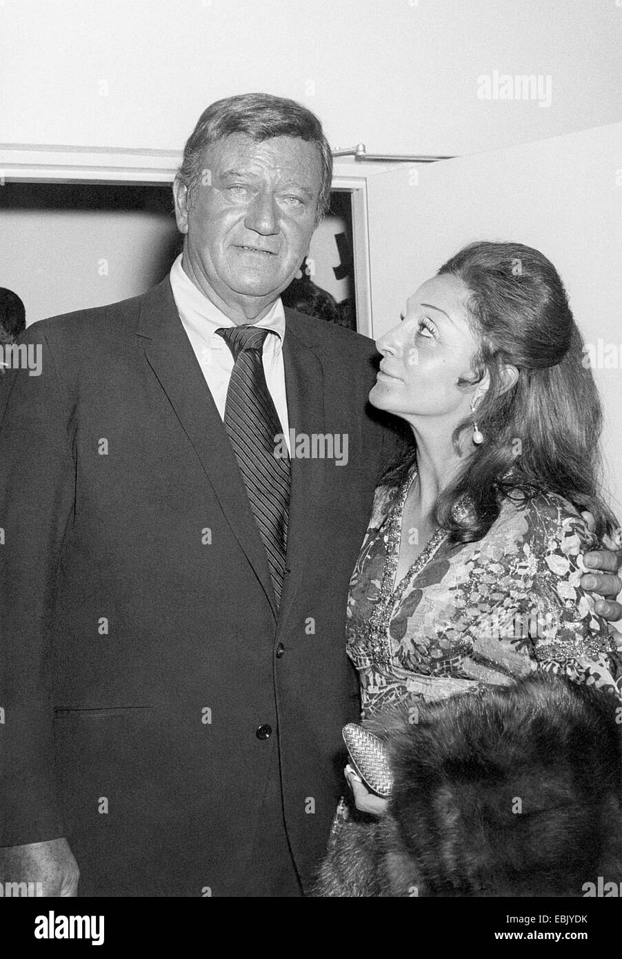 Academy Award ausgezeichneten Schauspieler John Wayne und seine Frau Pilar Pallete bei der Eröffnung des Theaters John Wayne in Knotts Berry Farm Vergnügungspark 26. Mai 1971 in Buena Park, Kalifornien. Stockfoto