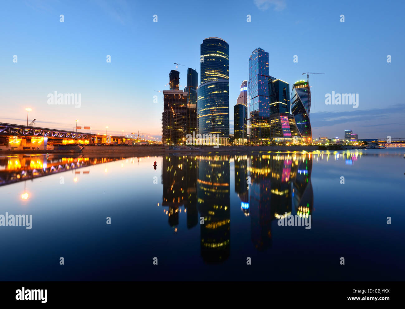 Blick auf die Hochhäuser am Moskwa Fluss Wasser in der Nacht, Moskau, Russland Stockfoto