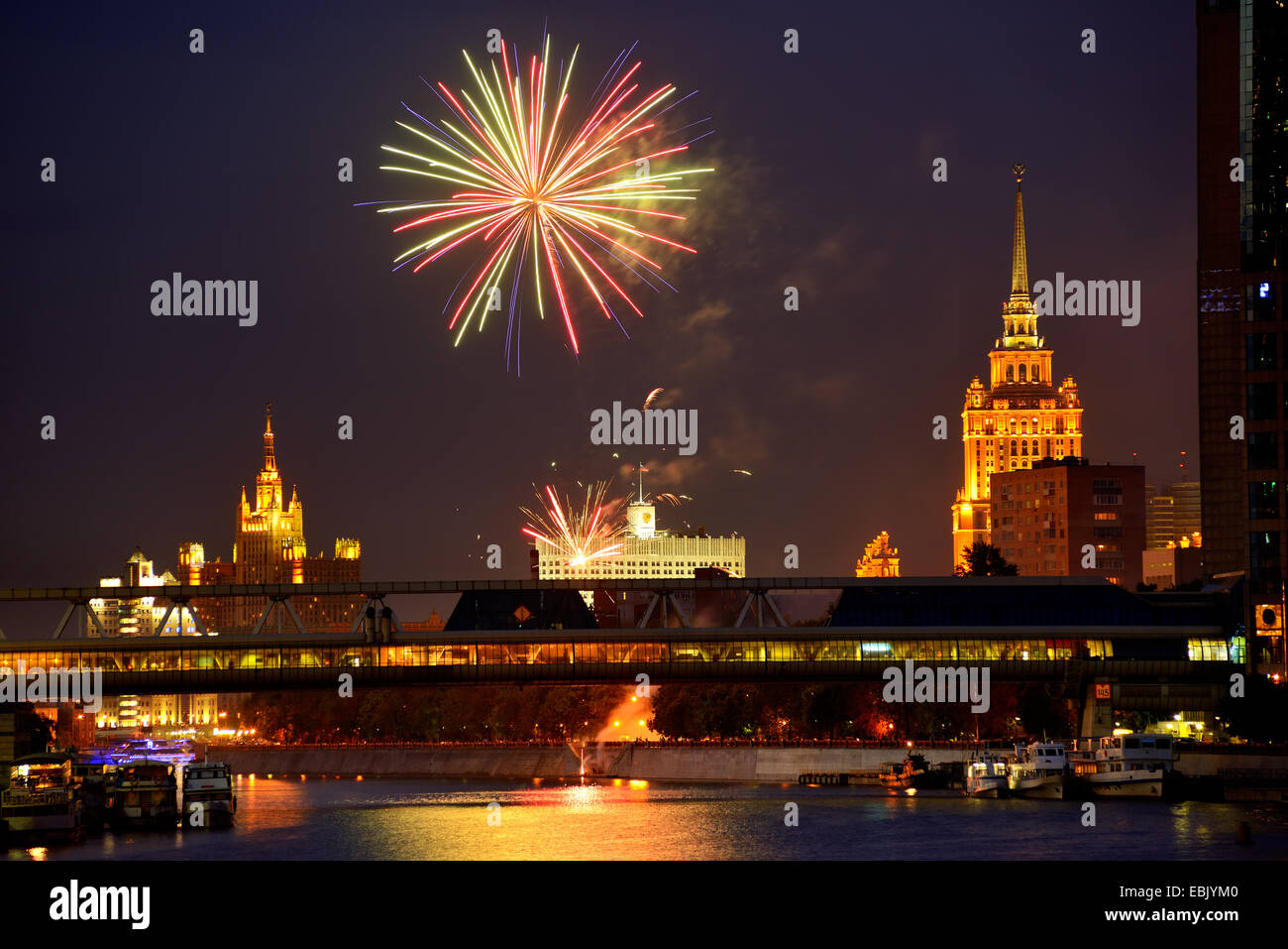 Blick auf Feuerwerk über dem weißen Haus und Bagration Brücke in der Nacht, Moskau, Russland Stockfoto