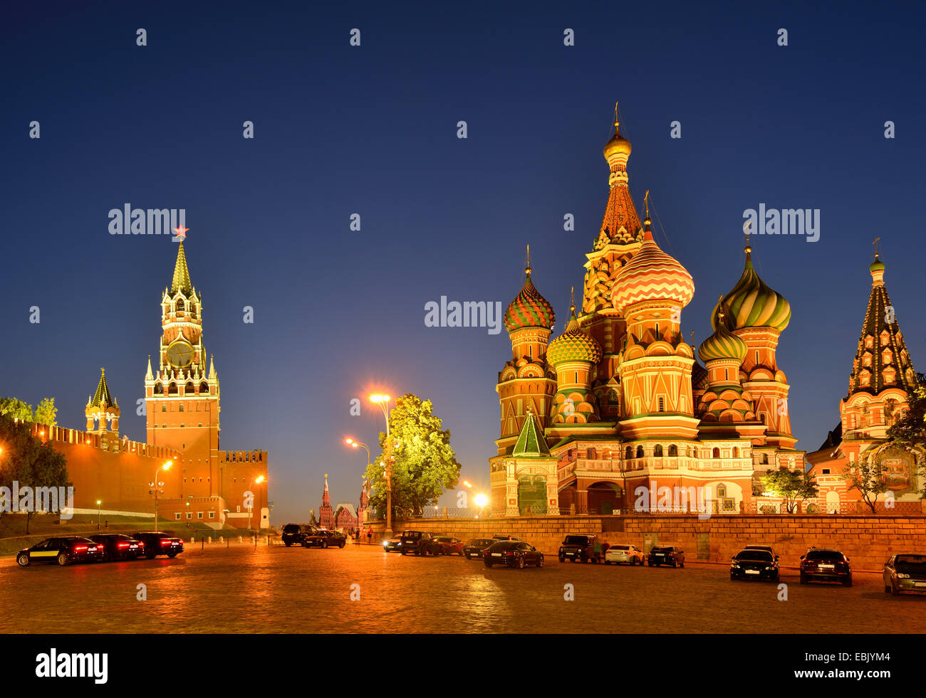 Blick auf Roter Platz, Kreml Türme und Saint Basils Kathedrale in der Nacht, Moskau, Russland Stockfoto