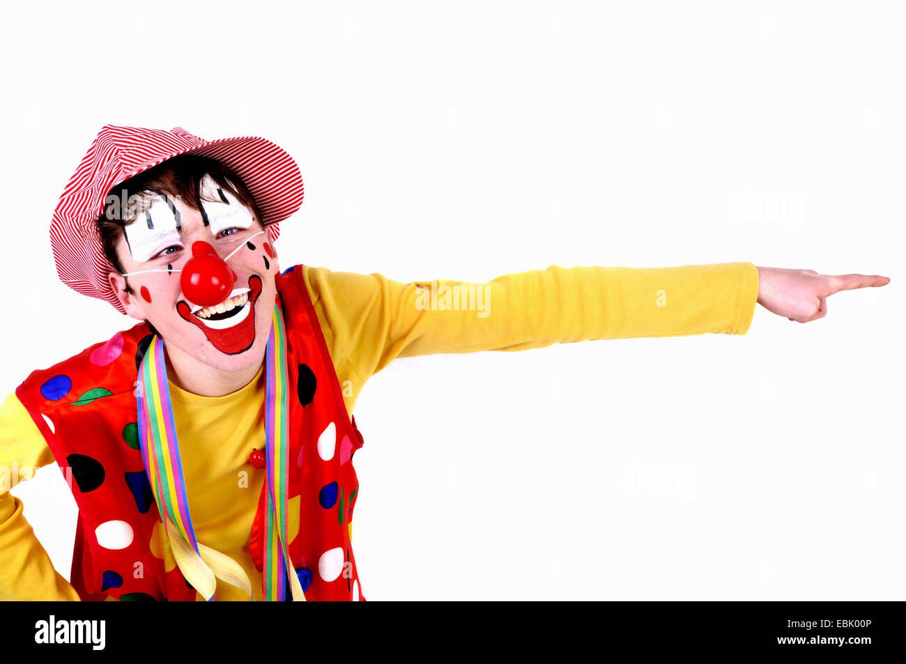 Teenager verkleidet als Clown auf etwas gerichtet Stockfoto