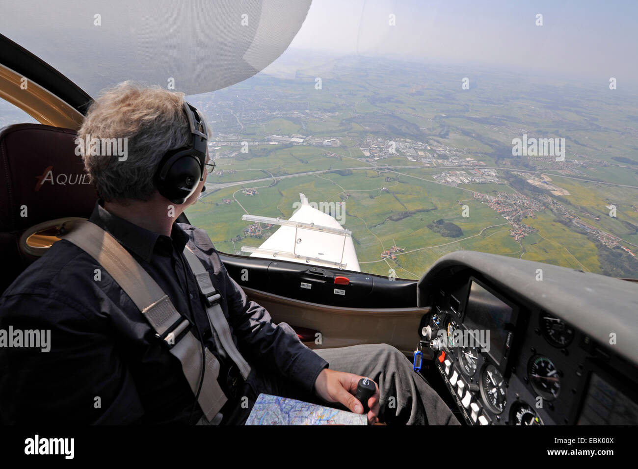 Pilot in der Glas-Cockpit von Kleinflugzeugen D-ESOA Aquila A210 AT01, Deutschland Stockfoto