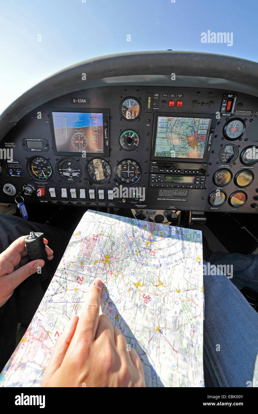 Blick über den Piloten Schulter während eines Fluges mit dem kleinen Flugzeug D-ESOA Aquila A210 AT01, Ausrichtung von Instrumenten und Karte, Deutschland Stockfoto