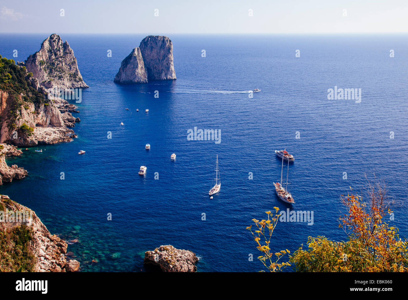 Ansicht von Felsformationen entlang der Südküste von Capri, Italien Stockfoto