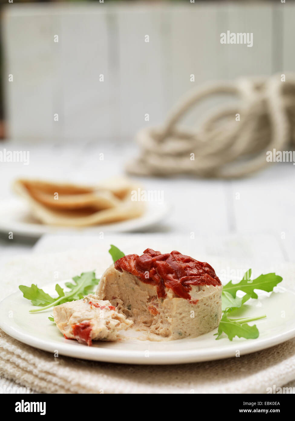 Teller mit Thunfisch-Terrine und gebratene Paprika mit Pita-Brot und Rucola garniert Stockfoto