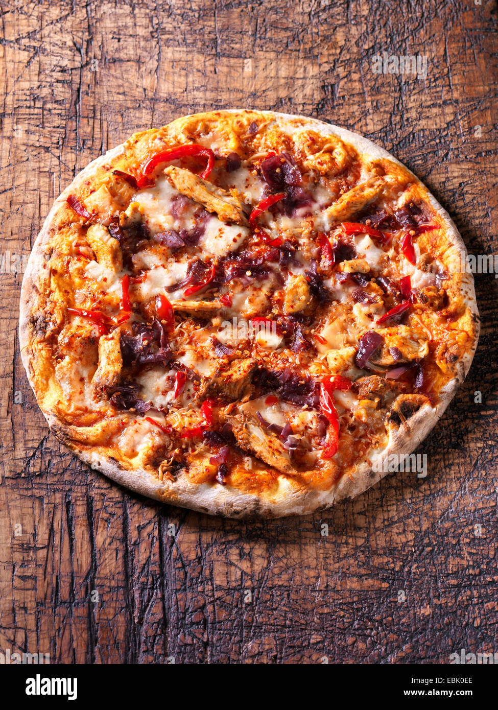 Italienische würzige Chicken Pizza mit roten Chilischoten, roten Zwiebeln und mozzarella Stockfoto