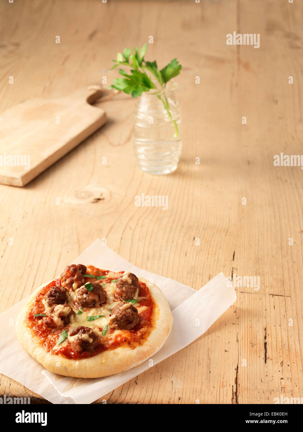 Frikadelle und Käse Pizza auf Backpapier Stockfoto