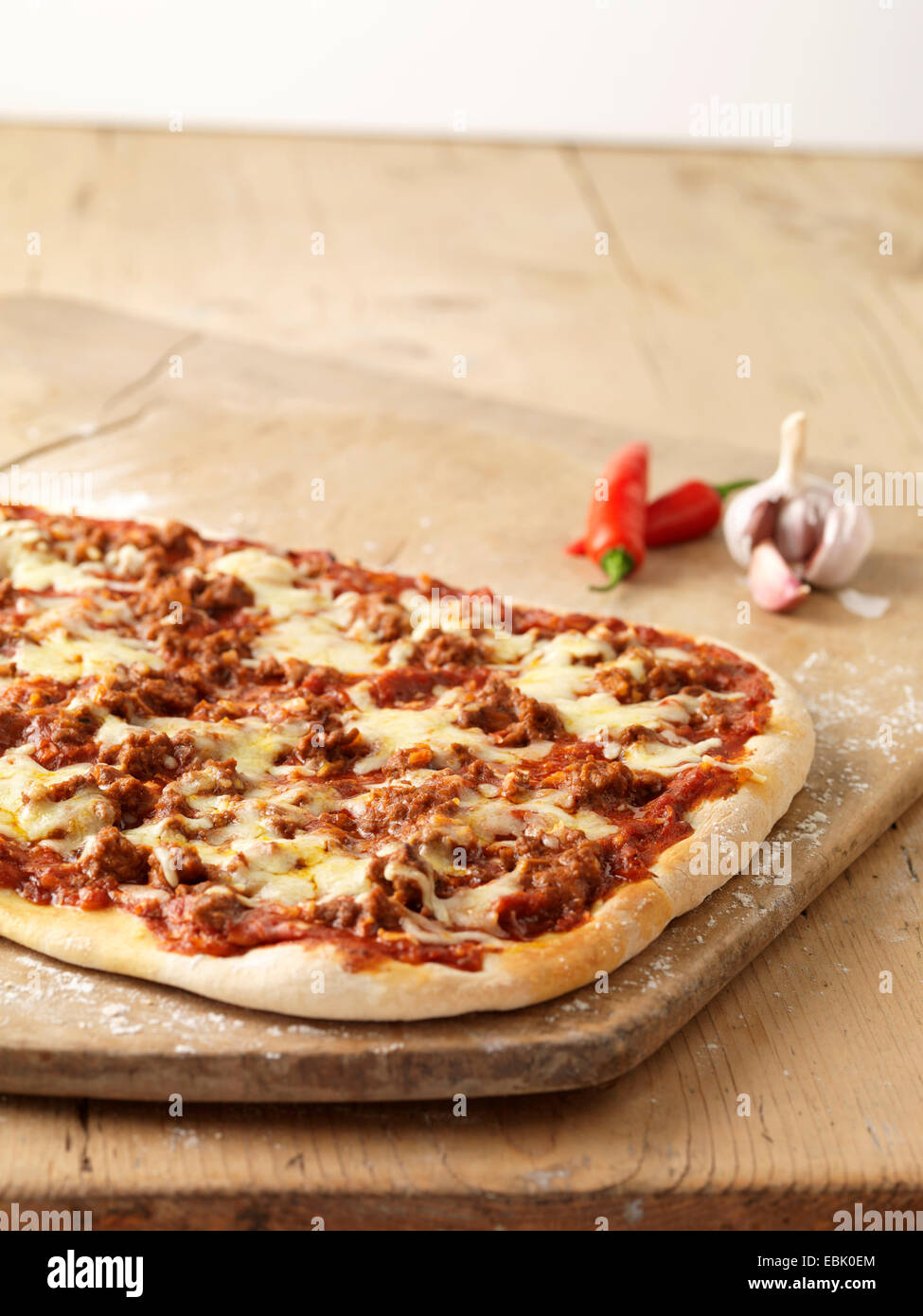 Würzige Pizza mit roten Chilischoten, Knoblauch und Käse Stockfoto