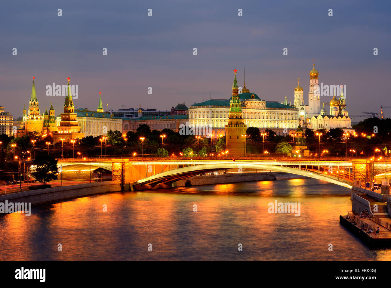 Ansicht des Kreml Türme und der Bolshoy Kamenny Brücke über die Moskwa in der Nacht, Moskau, Russland Stockfoto