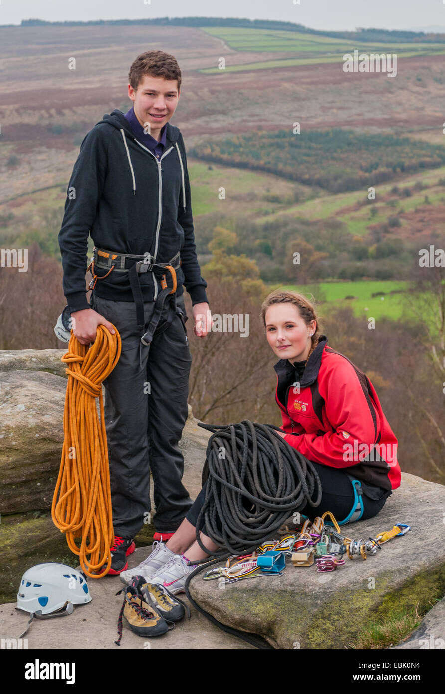 Zwei Jugendliche, jungen und Mädchen, Kletterer am birchenfarbig Rand in The Peak District von Derbyshire Stockfoto