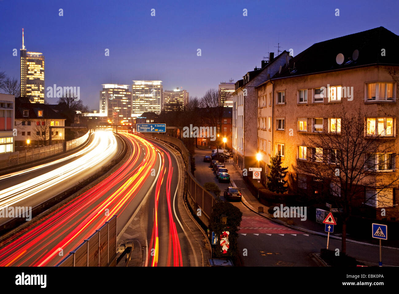 Ruhrschnellweg, Autobahn A40 in Essener Innenstadt in den Abend, Essen, Ruhrgebiet, Nordrhein-Westfalen, Deutschland Stockfoto