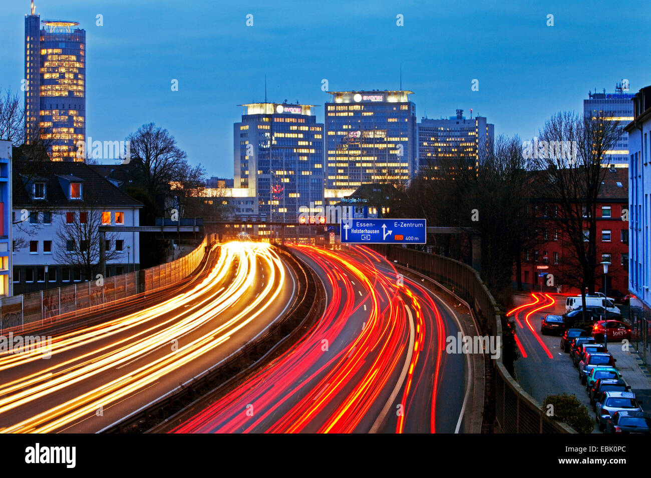 Ruhrschnellweg, Autobahn A40 in Essener Innenstadt in den Abend, Essen, Ruhrgebiet, Nordrhein-Westfalen, Deutschland Stockfoto