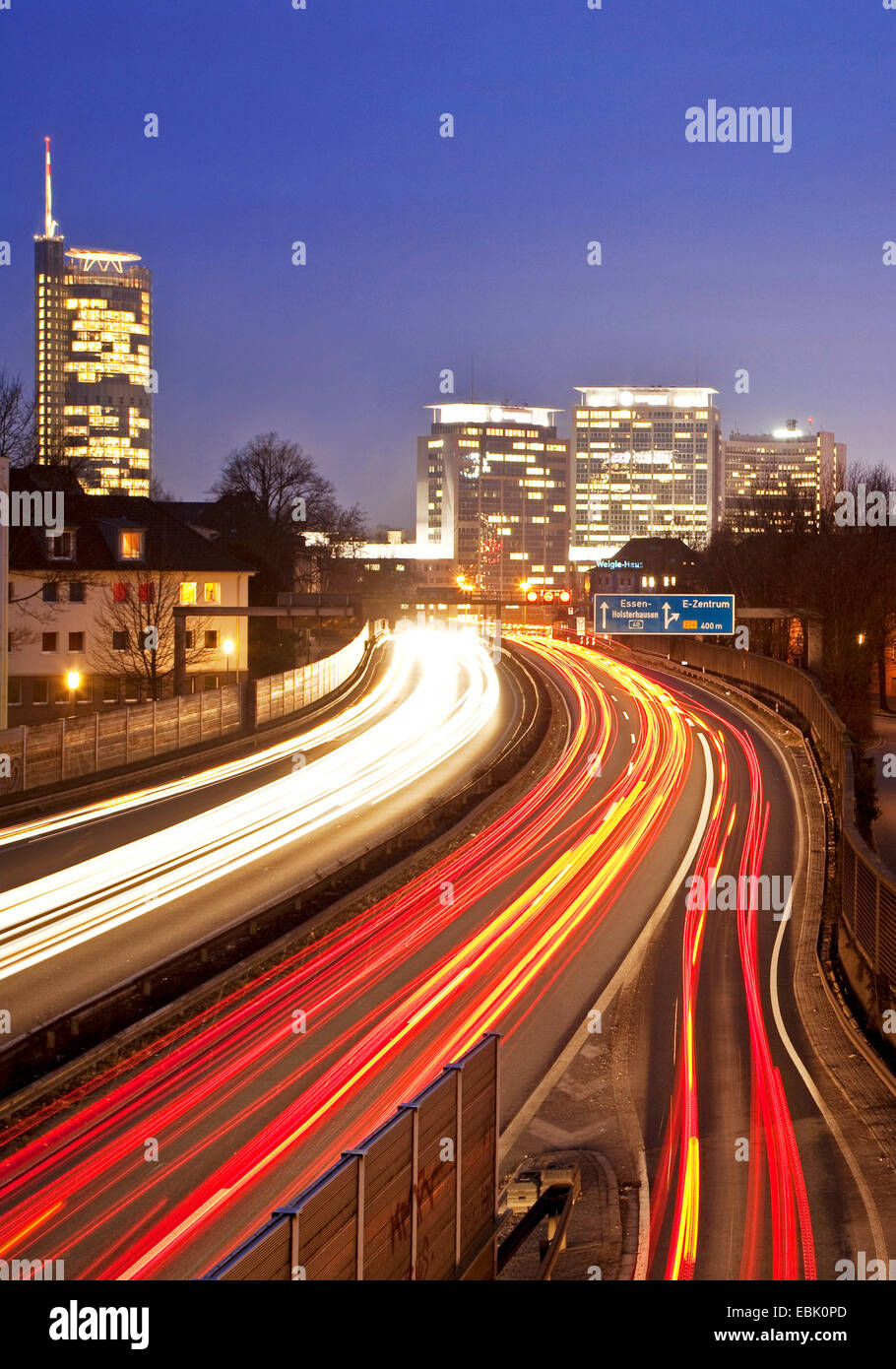 Ruhrschnellweg, Autobahn A40 in Essener Innenstadt in den Abend, Essen, Ruhrgebiet, Nordrhein-Westfalen, Deutschland Stockfoto