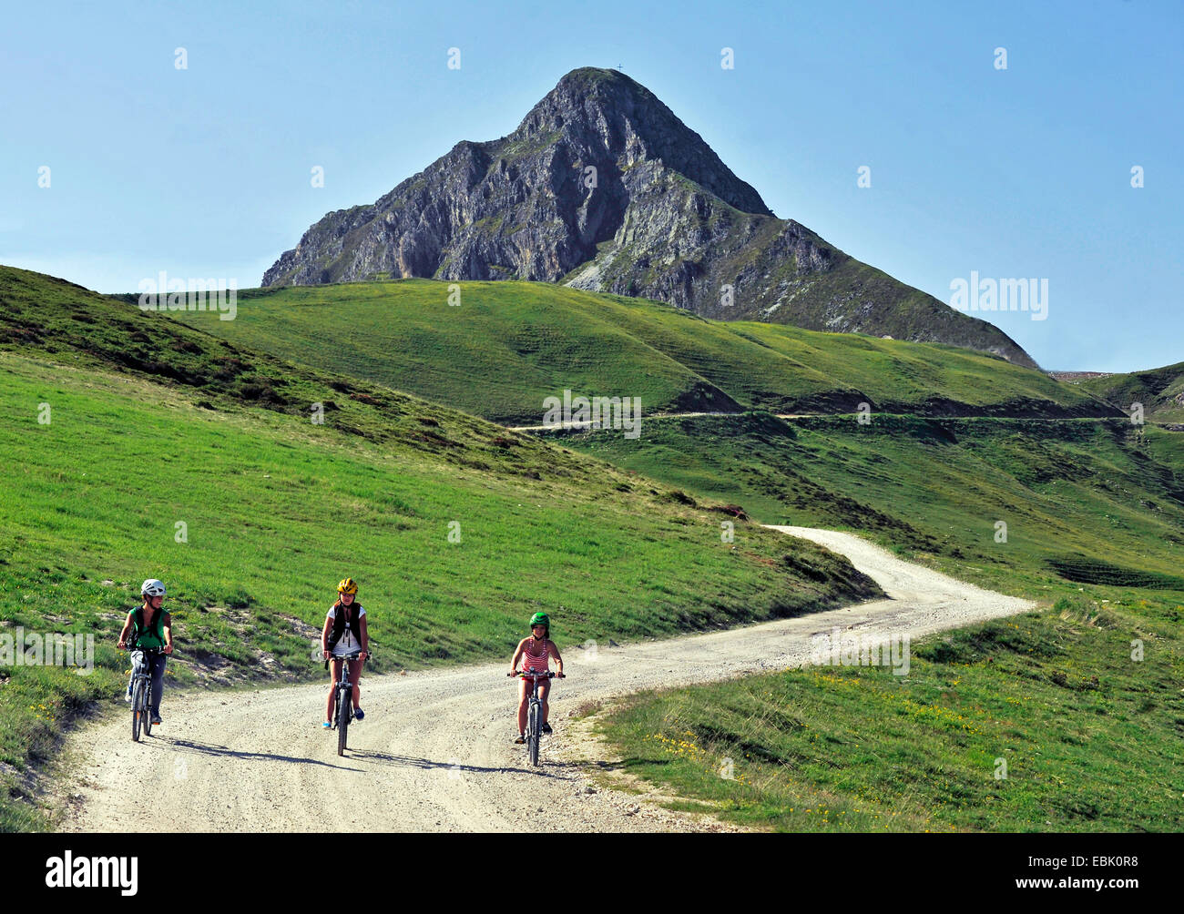 drei Jugendliche Mountainbiken auf einem Pfad in einer idyllischen Berglandschaft, Frankreich, Savoyen, La Plagne Stockfoto