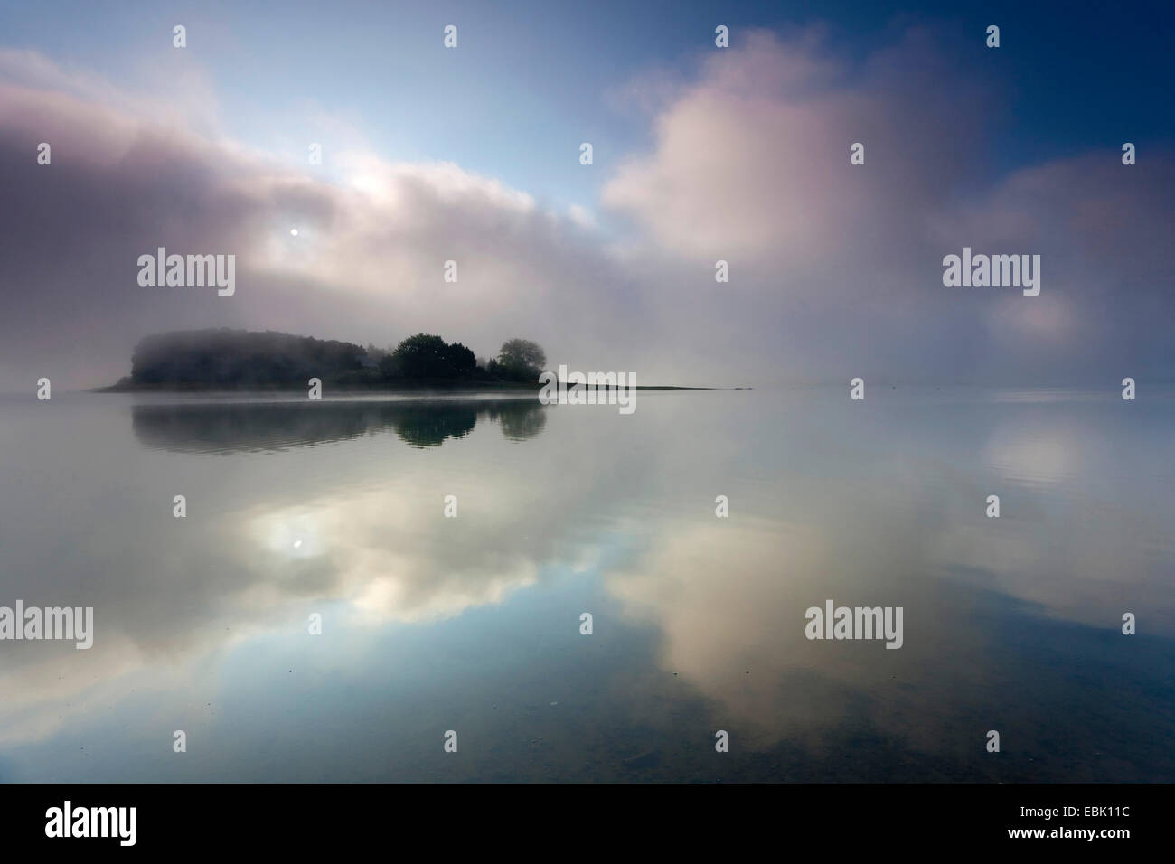 Wolken reflektieren Poehl See mit kleiner Insel, Deutschland, Sachsen, Vogtlaendische Schweiz Stockfoto