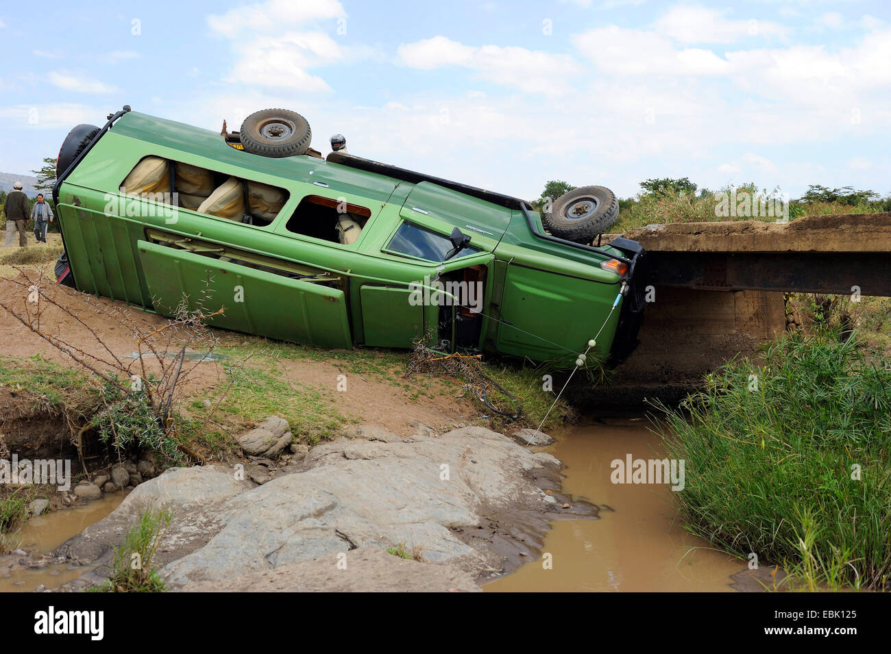 Safari-Auto stürzte von einer Brücke, Kenia, Masai Mara Nationalpark Stockfoto