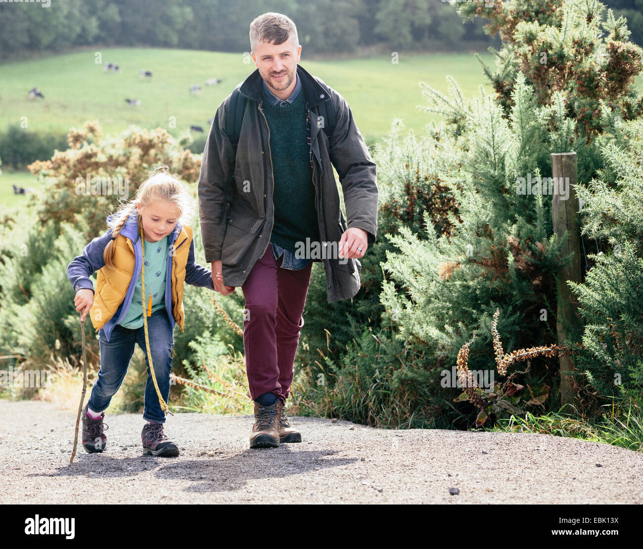 Vater und Tochter Wandern bis Landstraße Stockfoto