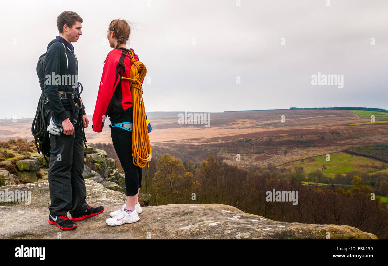 Zwei Jugendliche, jungen und Mädchen, Kletterer am birchenfarbig Rand in The Peak District von Derbyshire Stockfoto