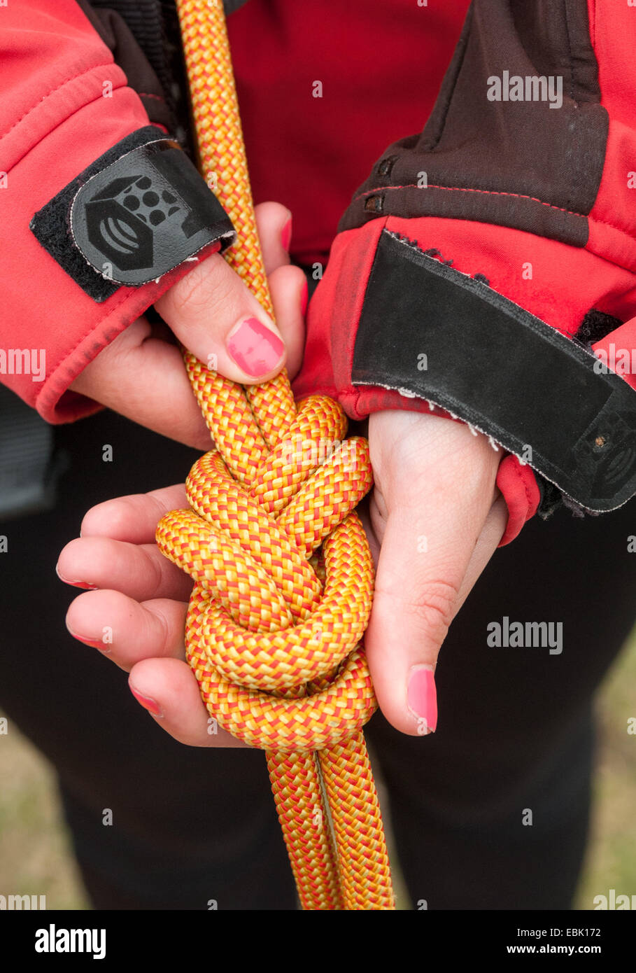 Klettern oder Bergsteigen und Klettern, Seil mit einem Achterknoten gebunden Stockfoto