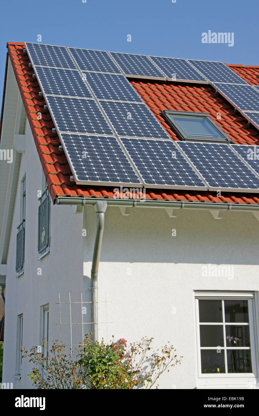 Haus mit Photovoltaik auf dem Dach, Deutschland, Bayern, Eckersdorf Stockfoto