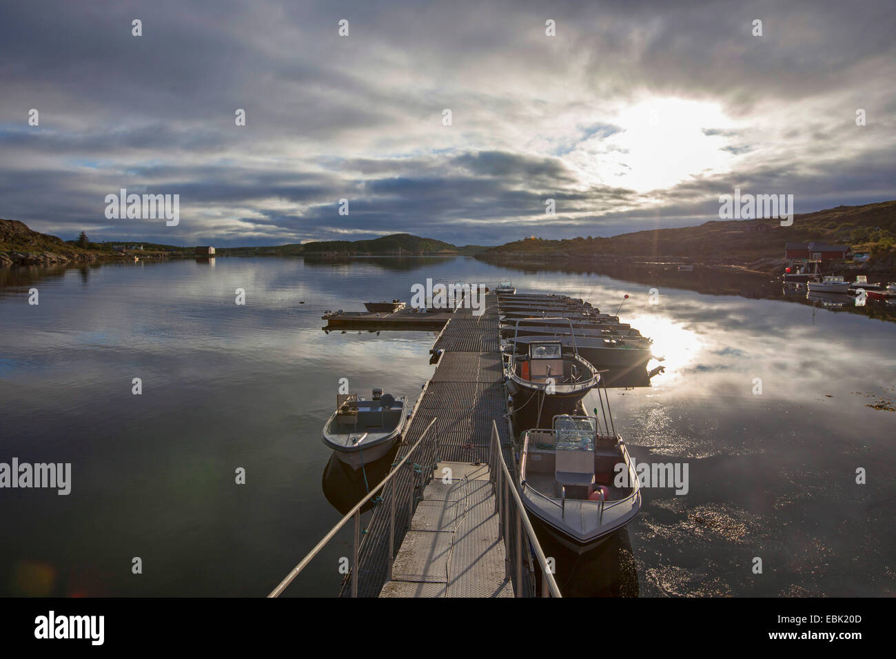 Bootssteg mit Motorbooten bei Sonnenaufgang, Norwegen, Hitra Stockfoto