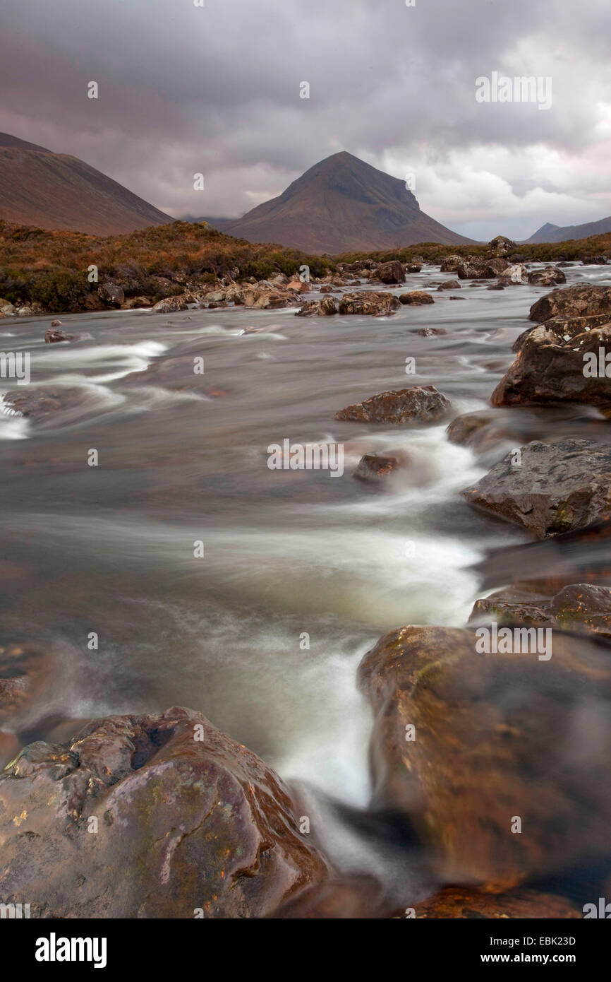 Fluß Sligachan bei Dämmerung, Großbritannien, Schottland, Isle Of Skye Stockfoto