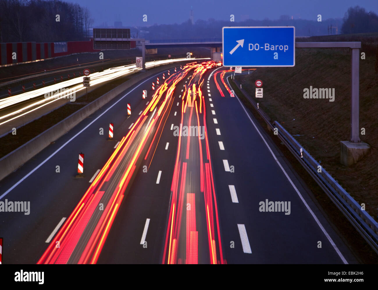 leuchtet Schlieren auf der Autobahn A40 am Abend, Dortmund, Ruhrgebiet, Nordrhein-Westfalen, Deutschland Stockfoto