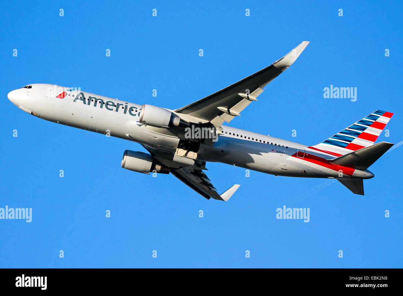 American Airlines Boeing 767-300 klettert vom Start-und Landebahn 27 L am Flughafen London Heathrow. Stockfoto