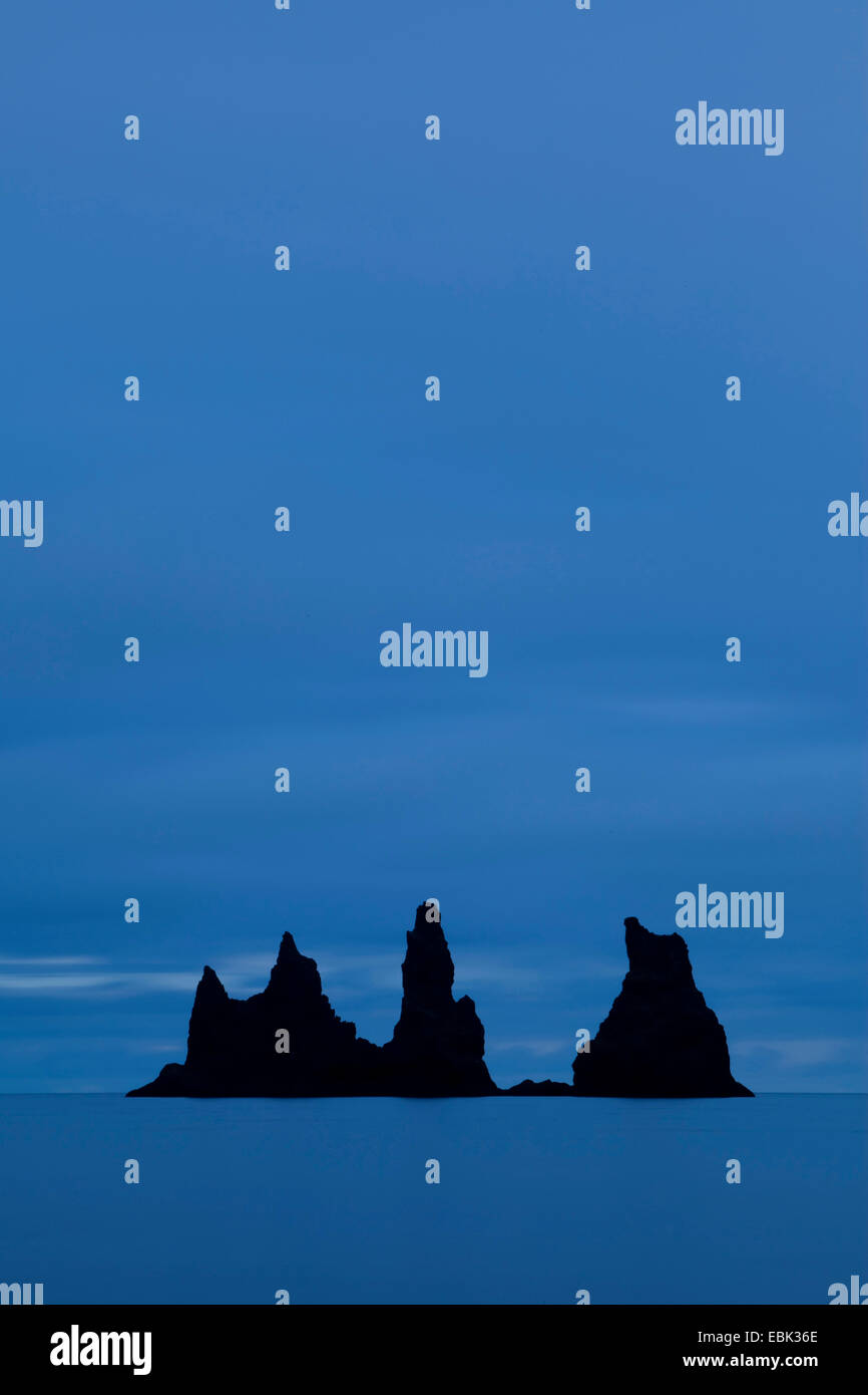 Meer-Stacks in der Abenddämmerung, Island, Reynisdrangar Stockfoto